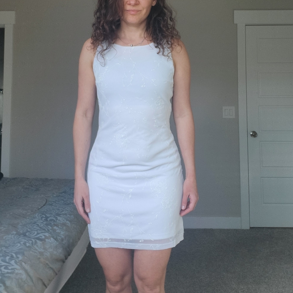 Elegant White Sleeveless Mini Dress